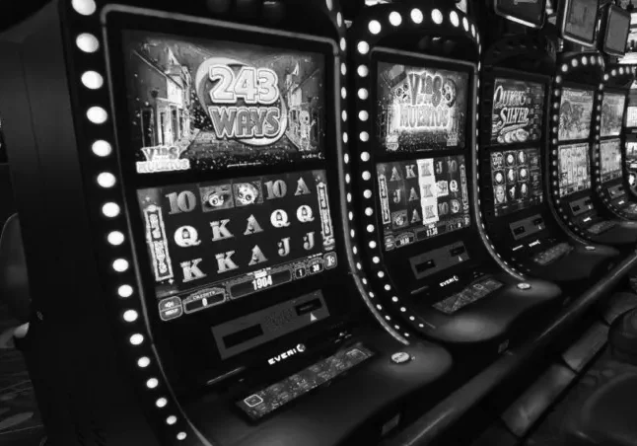 Header-row-of-slot-machines-in-Las-Vegas-casino-Top-Vegas-themed-slots-1024x630 (2)