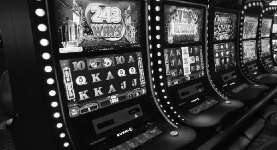 Header-row-of-slot-machines-in-Las-Vegas-casino-Top-Vegas-themed-slots-1024x630 (2)